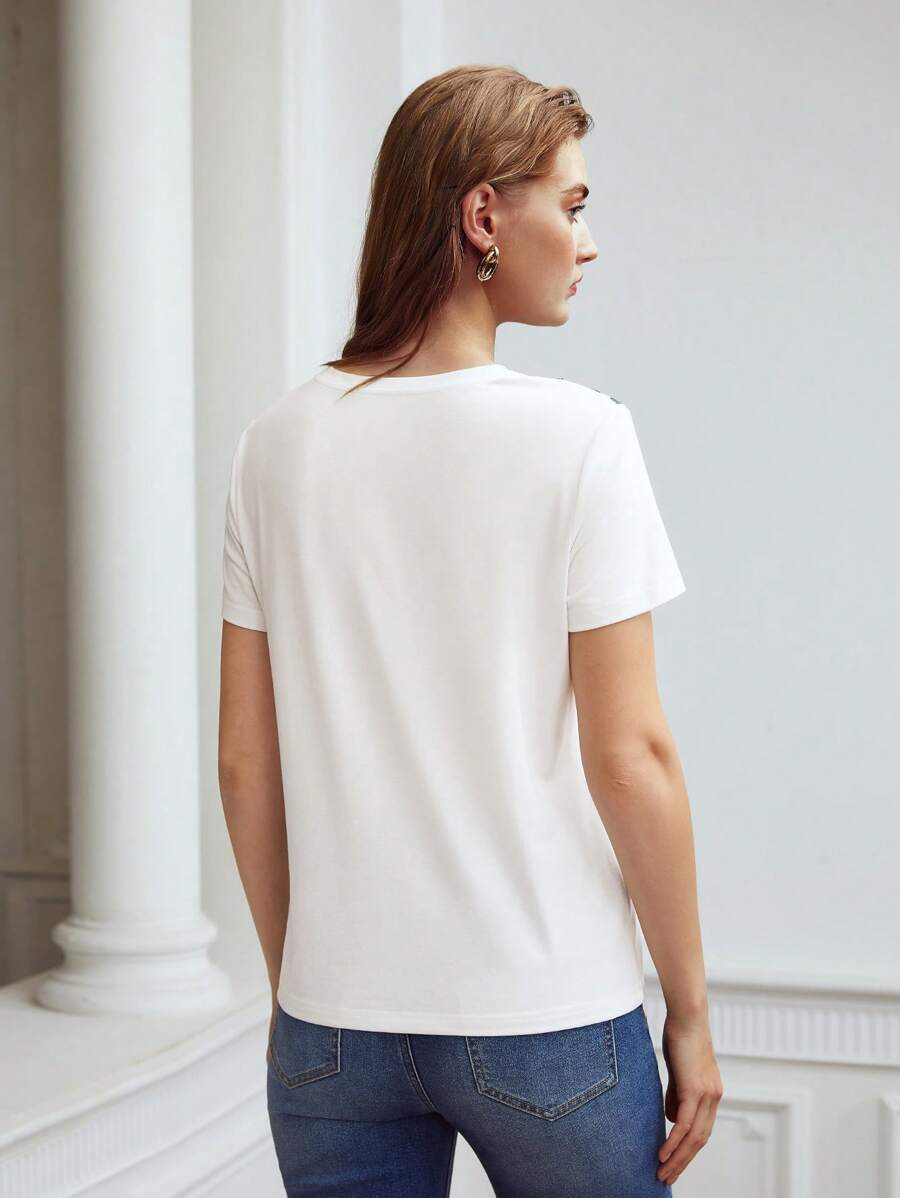 Vista traseira da blusa feminina branca em algodão com manga curta