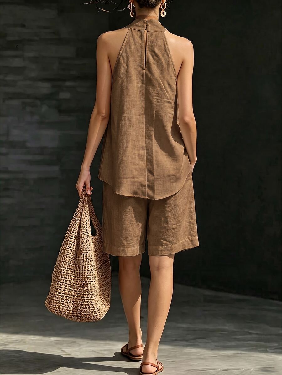 Vista traseira do conjunto feminino casual com blusa e bermuda