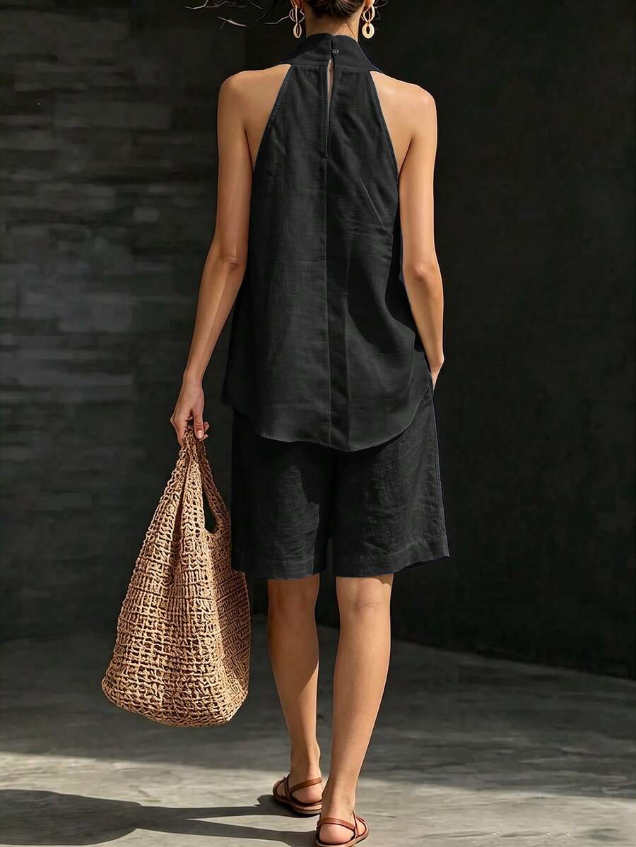 Vista traseira do conjunto feminino casual com blusa e bermuda