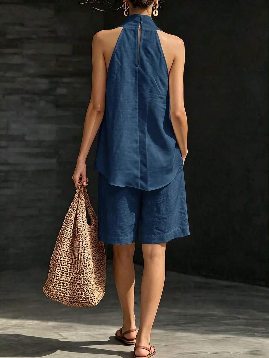 Vista traseira do conjunto feminino casual com blusa e bermuda