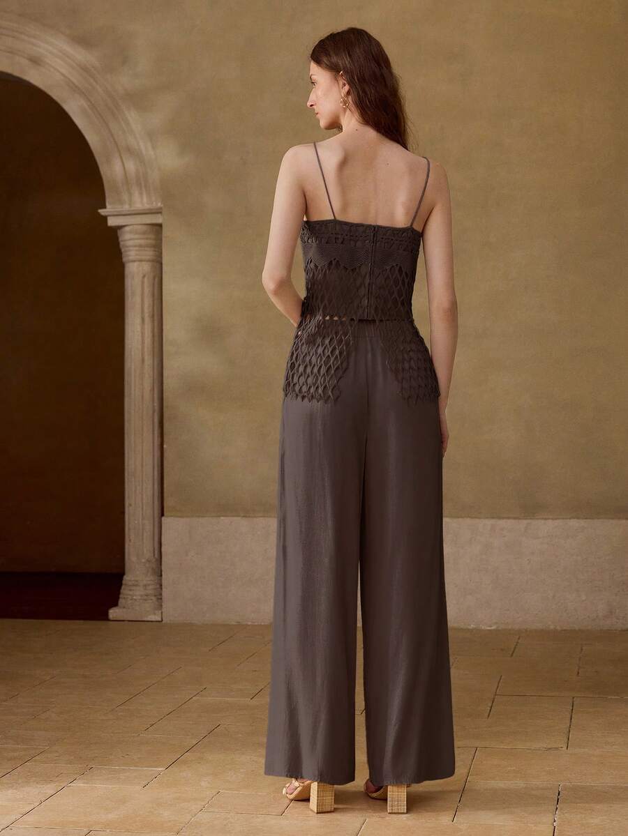 Vista traseira do conjunto feminino marrom com calça pantalona