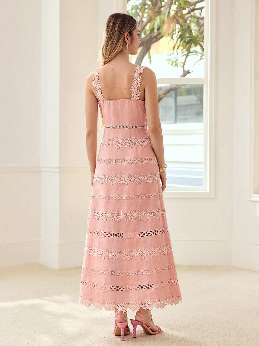 Vista traseira do vestido longo rosa em linho com renda