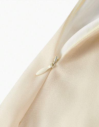 Zíper: Detalhe do zíper discreto e acabamento interno do vestido feminino Baunilha Pastel