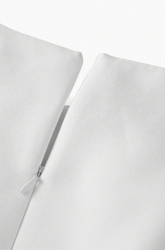 Zíper: Detalhe do zíper posterior discreto do vestido curto feminino off white