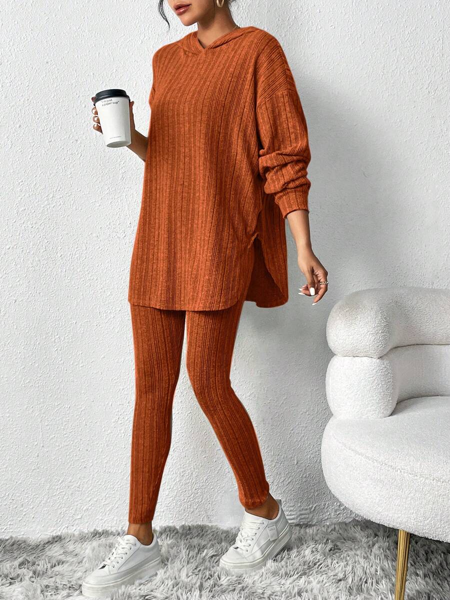 conjunto feminino canelado com capuz e legging ajustada