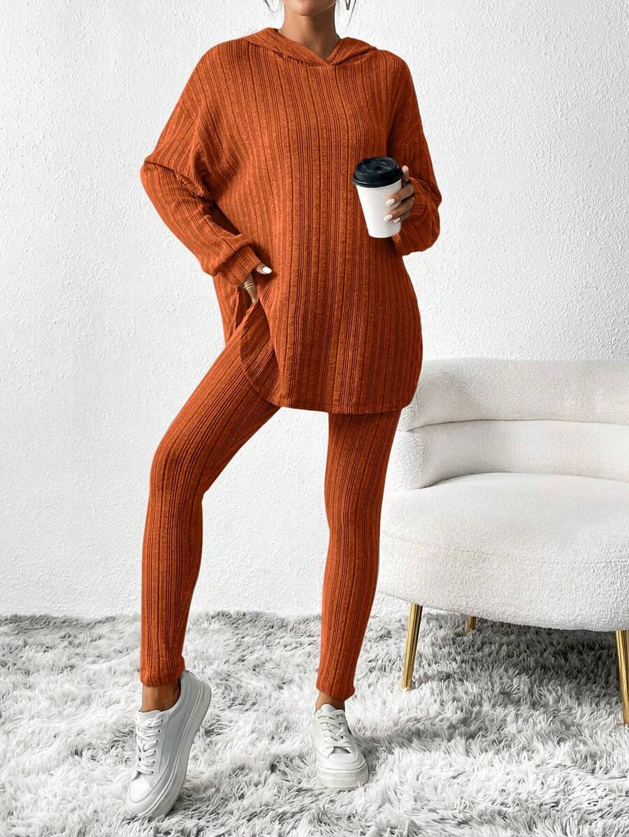 conjunto feminino canelado com capuz e legging ajustada