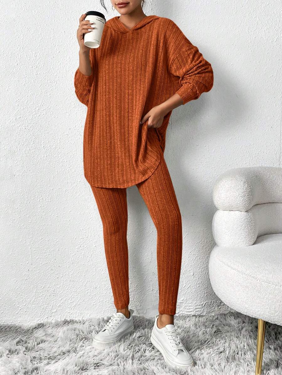 conjunto feminino canelado com capuz e legging ajustada