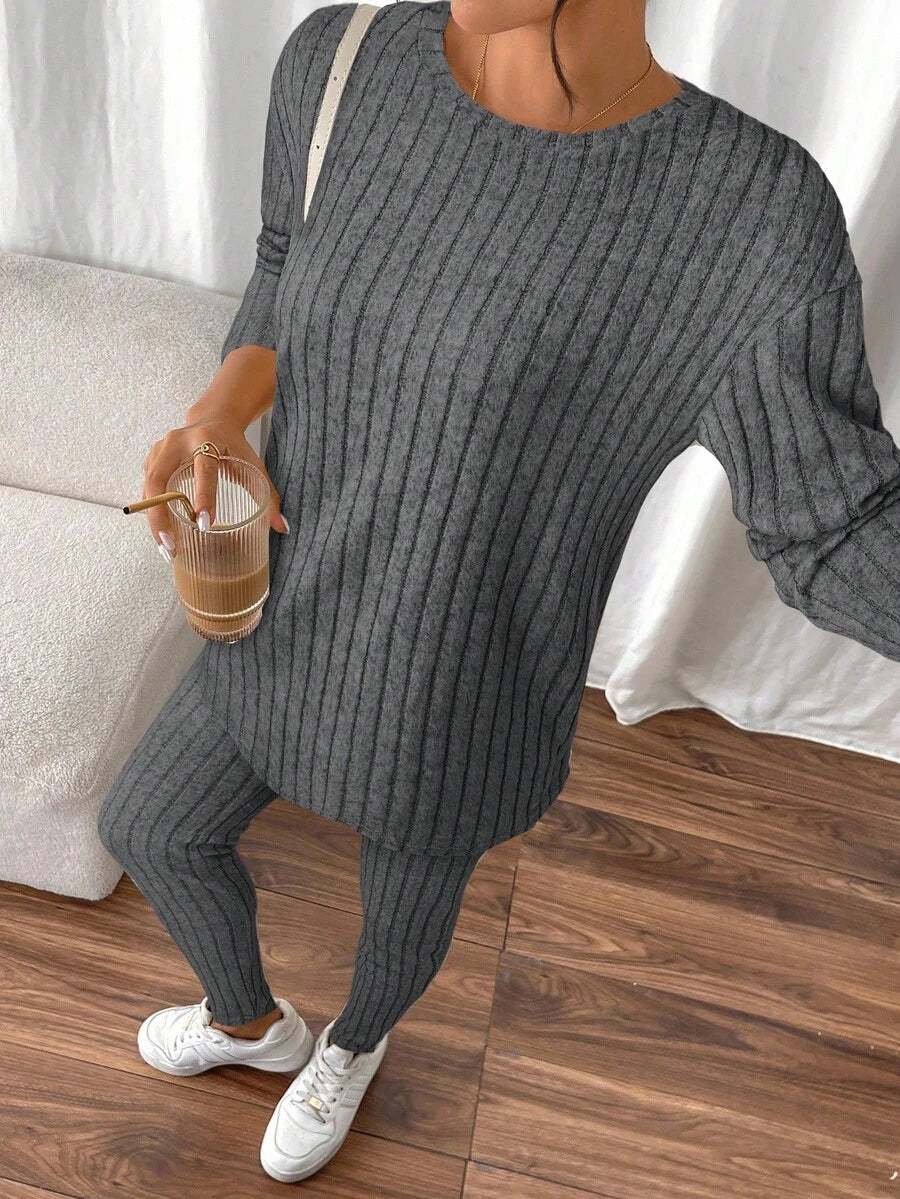 conjunto feminino cinza chumbo moderno com blusa manga longa e calça