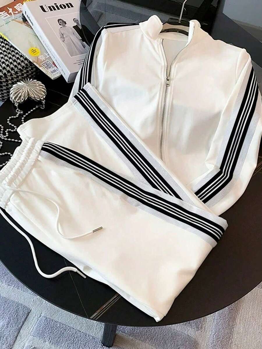conjunto feminino elegante esportivo na cor branco listas pretas com calça ampla
