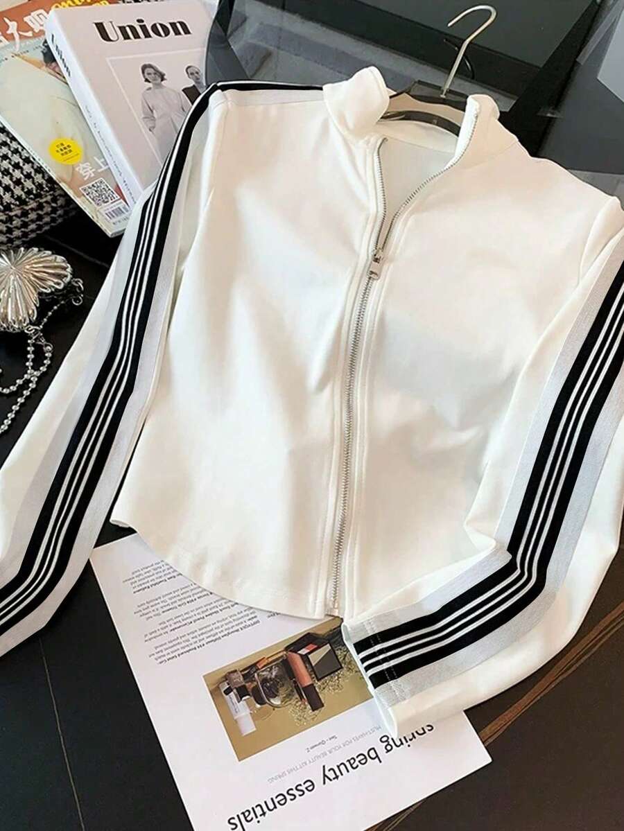conjunto feminino elegante esportivo na cor branco listas pretas com calça ampla