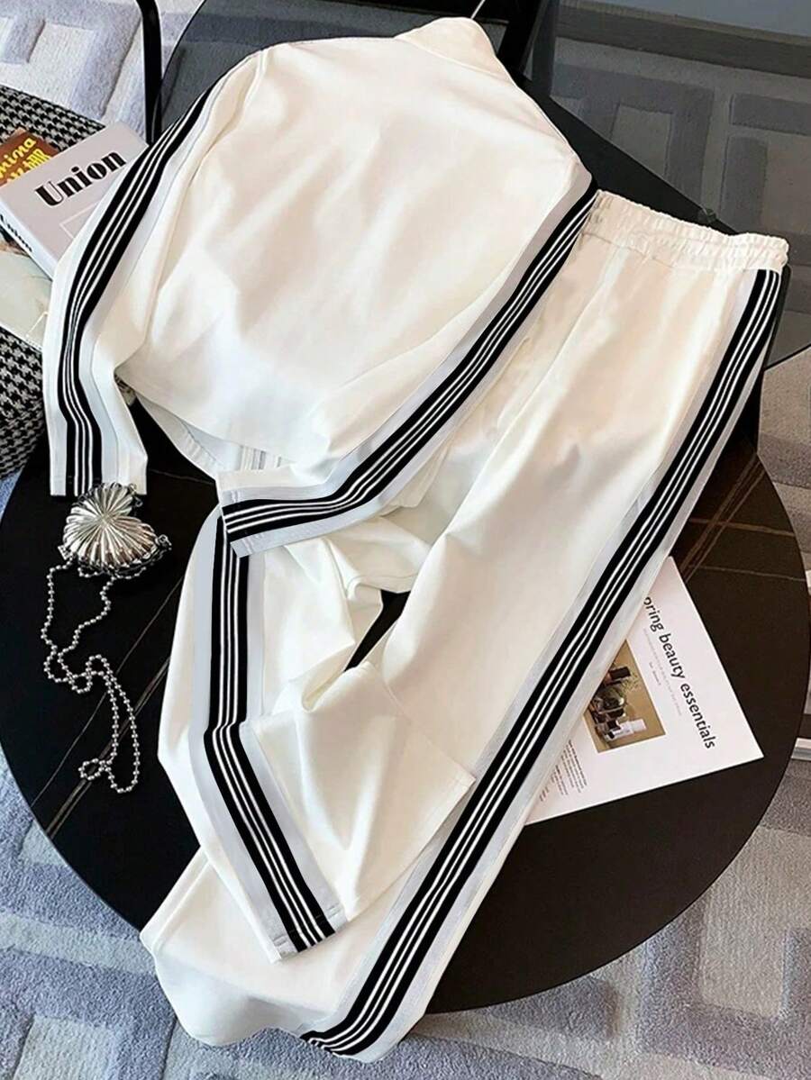 conjunto feminino elegante esportivo na cor branco listas pretas com calça ampla