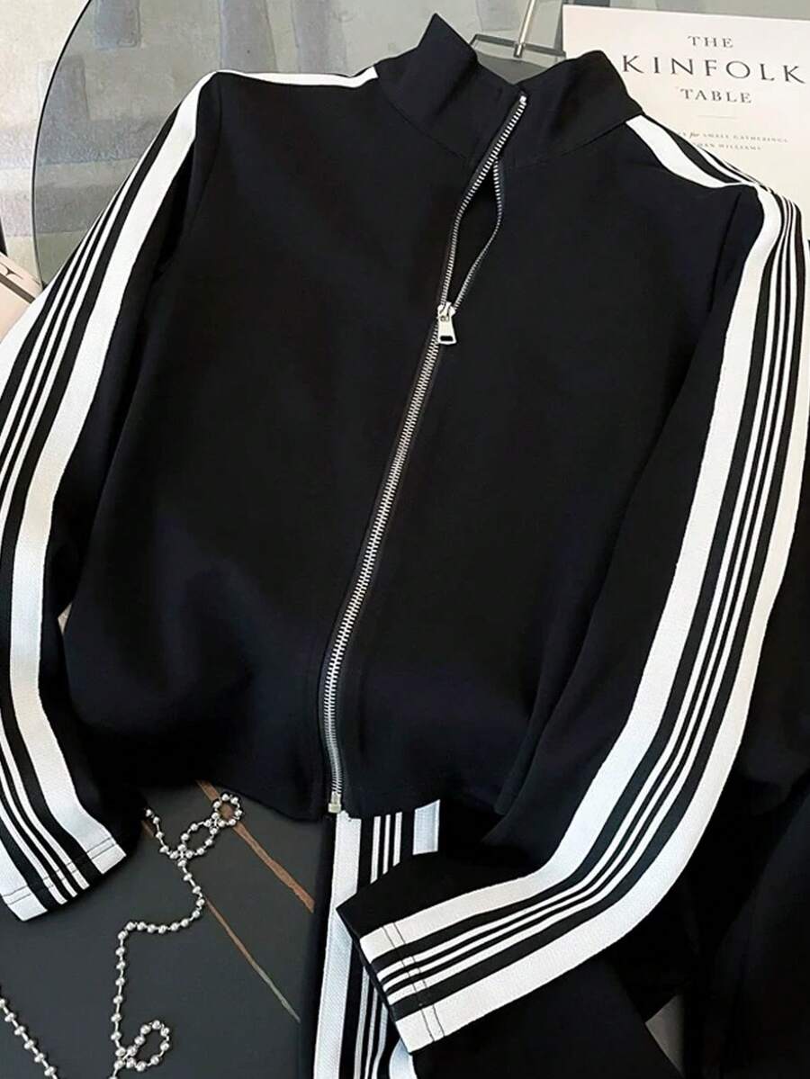 conjunto feminino na cor preta com listas brancas urbano moderno com calça pantalona