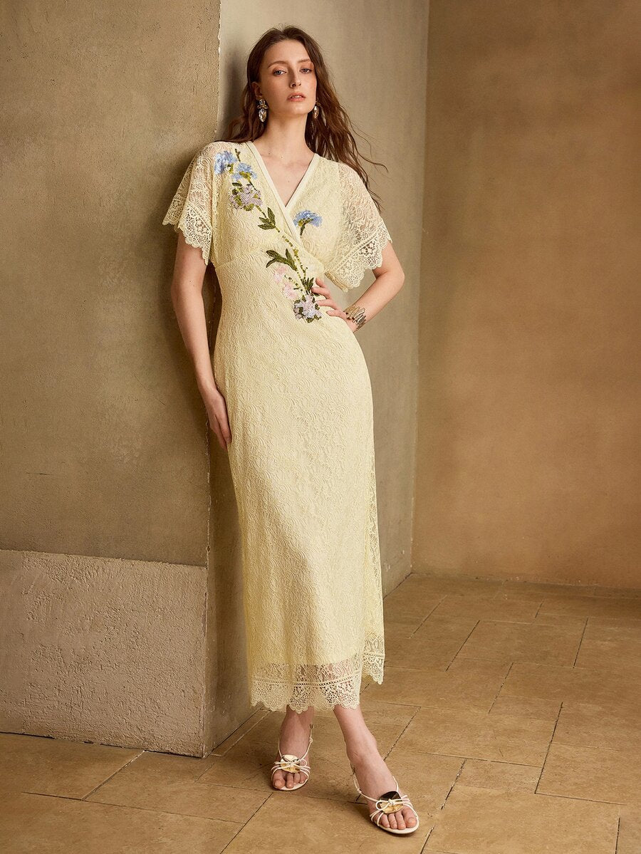 Vestido Midi Casual - Renda Bordada e Decote em V