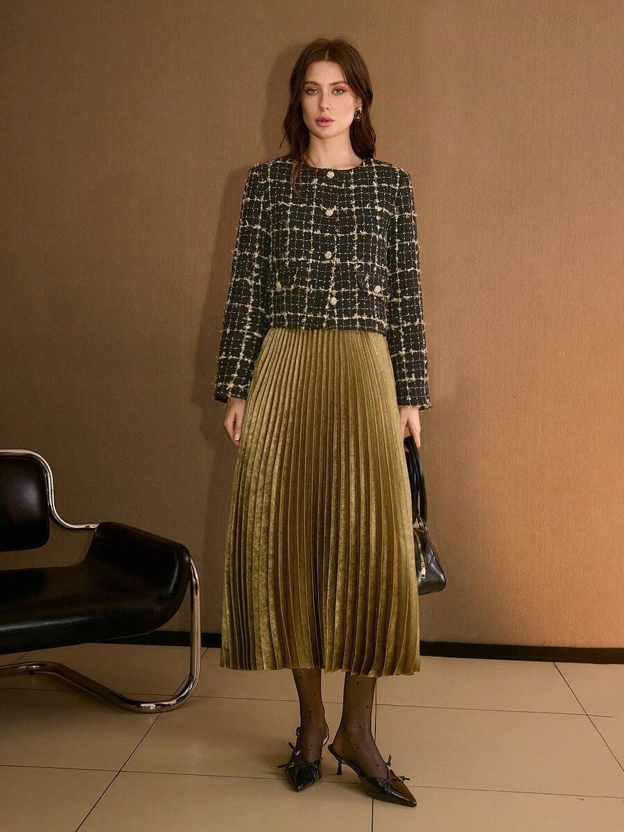 jaqueta tweed feminina combinada com saia midi elegante